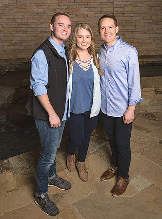 Siblings full body-